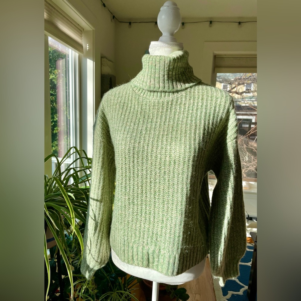 Old Navy sweater size small, incredibly soft and warm..